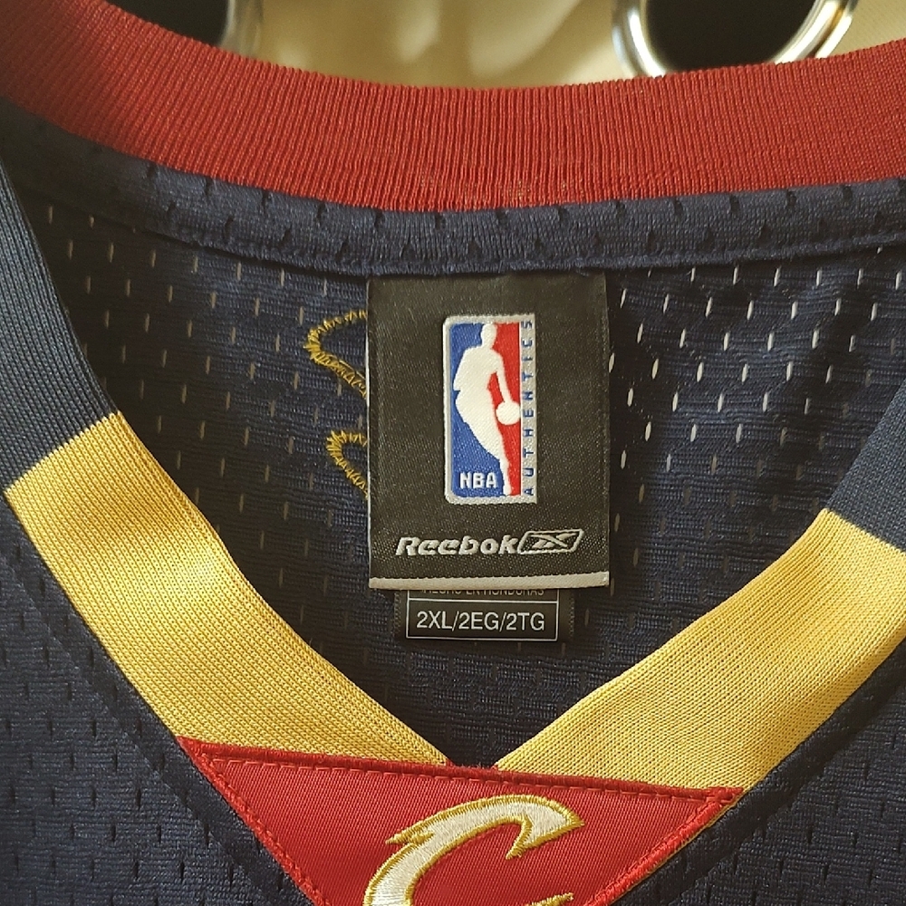 Cleveland Cavaliers James Jersey - Picture 6 of 15